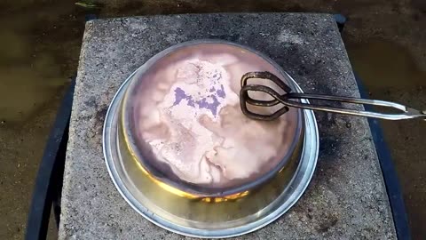 1000度高温融化的铜水倒在盐上会发生什么?