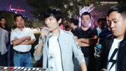 流浪歌手王亮演唱大壮的《我们不一样》,独特